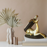 Eleganter goldener Flaschenhalter in Hirschform