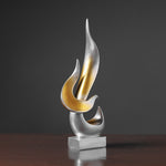 Flammenskulptur in silber mit goldenen Akzenten