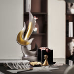 Flammenskulptur in silber mit goldenen Akzenten