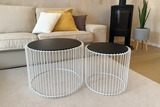 Design-Beistelltische 2er-Set in weis aus Eisen mit schwarzer Glasplatte – Ø45x46 cm & Ø38x44 cm