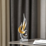 Flammenskulptur in silber mit goldenen Akzenten
